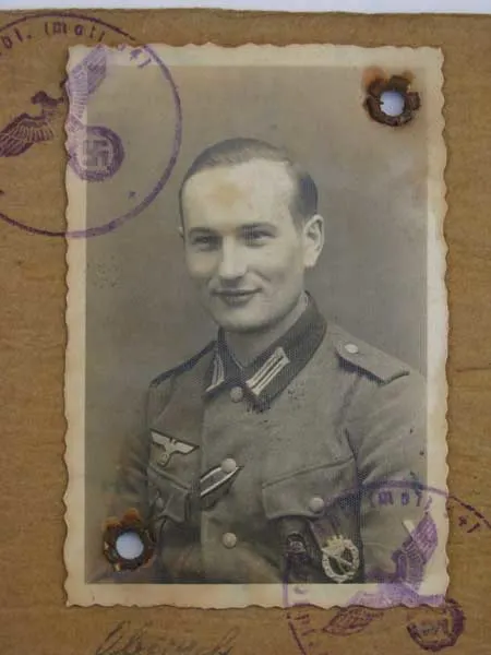 На этой фотографии Soldbuch хорошо украшенный ветеран русского фронта вместе с другими наградами носит значок за ранение.