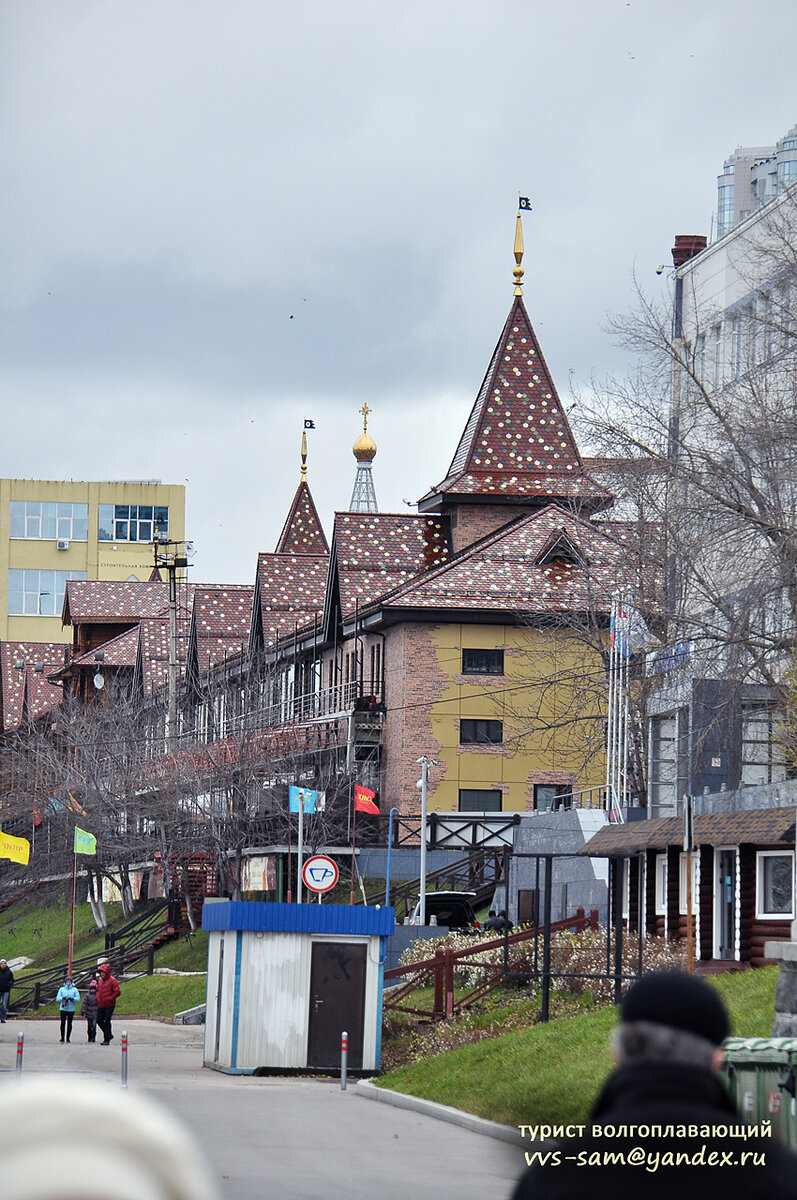 Длина аллеи от Первомайского спуска до начала Софийской набережной 360 метров, не намного меньше, чем протяжённость 4-ой очереди. Фото 16.11.2013.