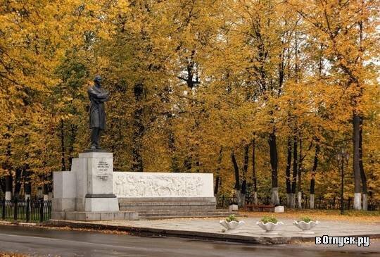 Как купить тур он-лайн дешевле
В городе Ярославле находится памятный монумент, посвященный одному из самых выдающихся русских поэтов – Некрасову Николаю Алексеевичу.