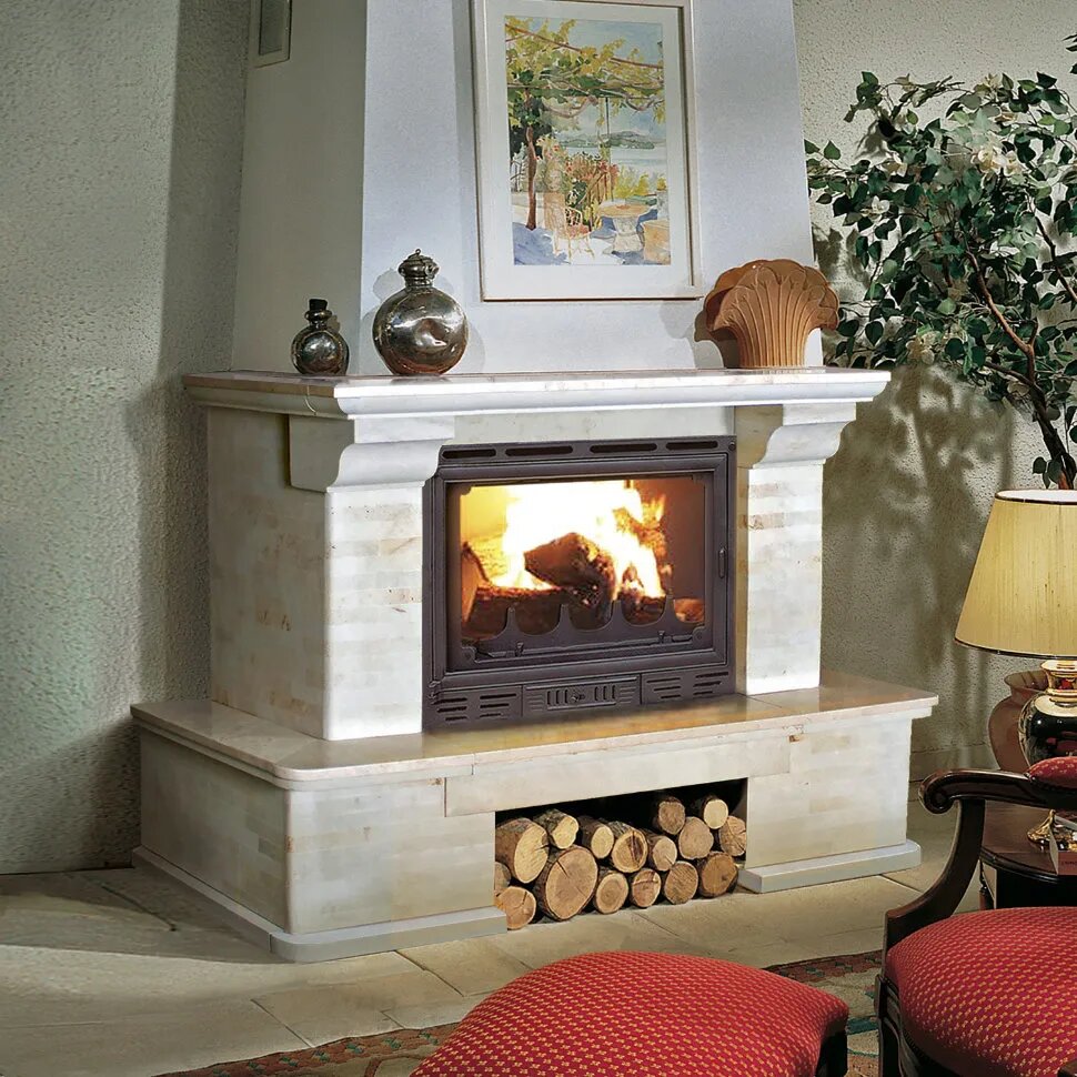 Самый распространенный вариант установления фронтального камина. Такое расположение позволяет грамотно подчеркнуть все достоинства интерьер.