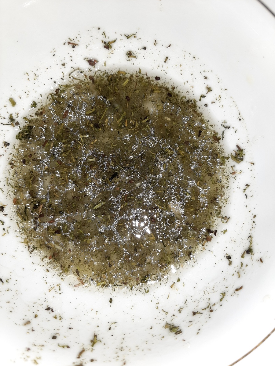 Аромат слышно. По всей кухне. 