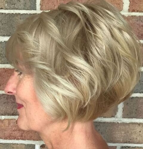 Стрижка каре-боб на слегка завитые волосы