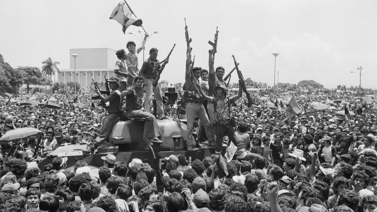 19 июля 1979 года. Сандинисты входят в Манагуа, столицу Никарагуа. Славный день в истории Латинской Америки. Сейчас как то уже забылось, что кроме левых диктатур были (и есть) правые, зачастую, куда более отмороженные и преступные.