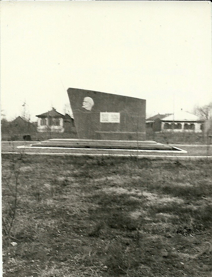 Перед взором собравшихся предстает знамя пятиметровой высоты, выполненное из бетона и облицованное гранитной крошкой