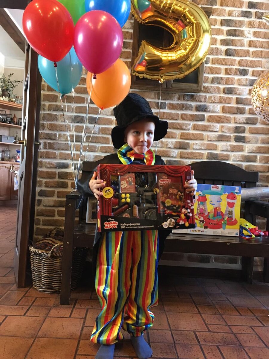 Ване 5 лет, получил долгожданный набор фокусника.