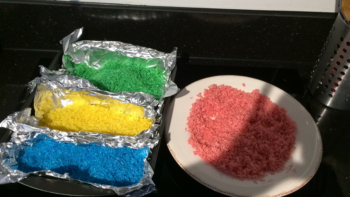 Из фольги формируем лоточки, чтобы рис при сушке не смешивался