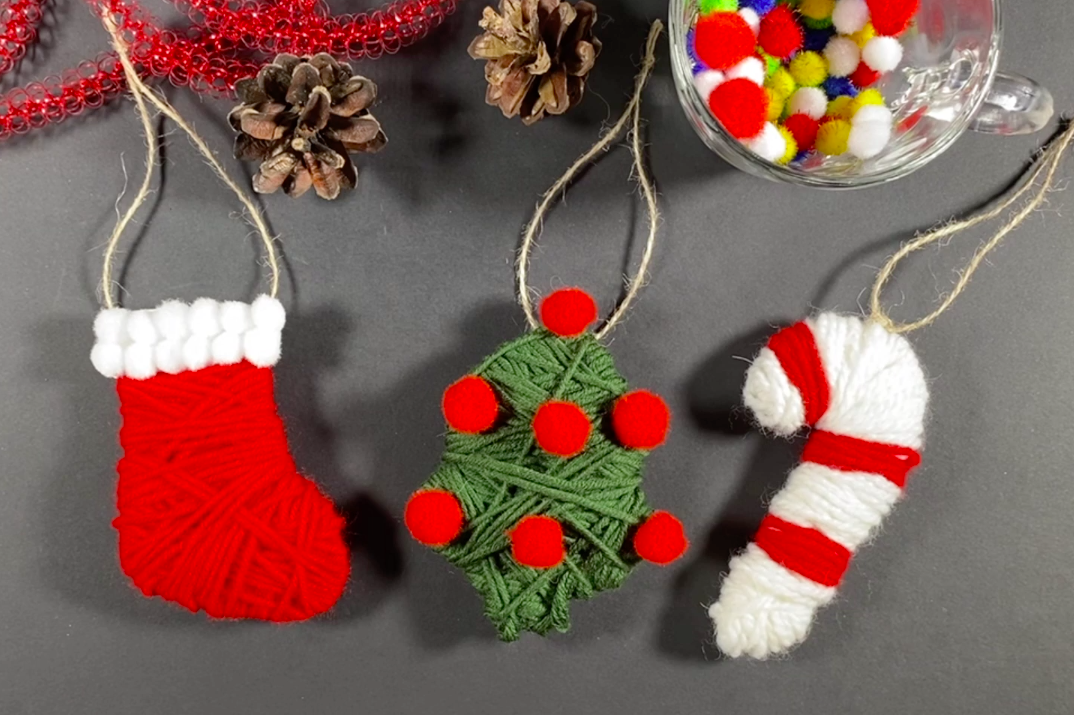 Новогодние игрушки из пряжи. Елочная игрушка из ниток. Новогодние игруиз ниток.