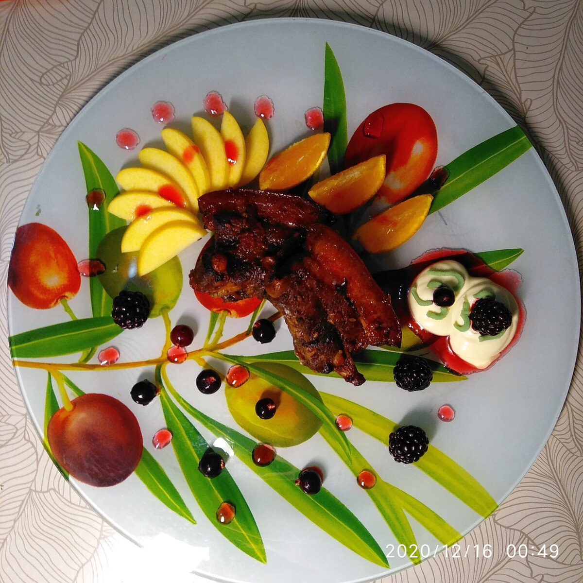 Тут рёбрышки подаются, как самостоятельное блюдо со сливочным соусом, яблоками и мандаринами.