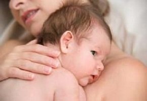 Случается такое, что во время или после кормления, малыши, особенно в возрасте до 3 месяцев, срыгивают небольшое (или большое) количество только что принятой пищи.