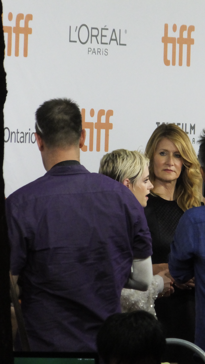 Актрисы Кристен Стюарт и Лора Дёрн на красной дорожке кинофестиваля в Торонто. Фото автора 