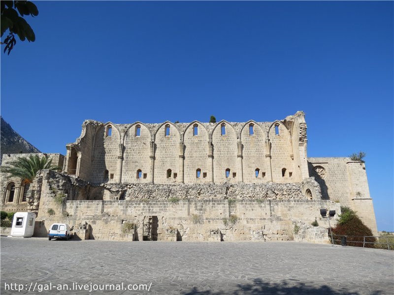 Внешняя стена монастыря, где можно увидеть остатки келий монахов. Фото автора