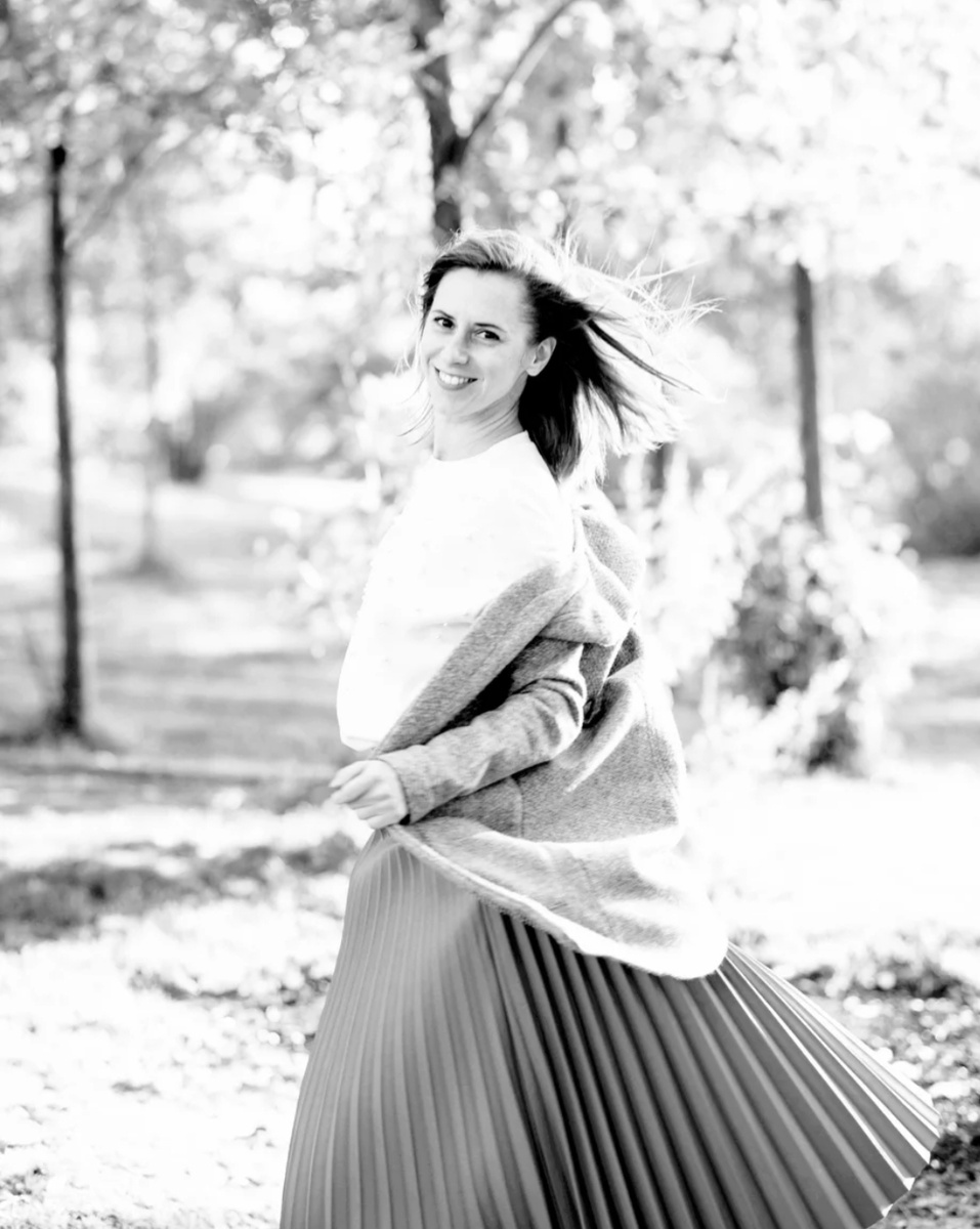 Исходя из личного опыта  и вспоминая себя года 2-3 назад, я поняла почему была так несчастна... 
Моя жизнь состояла из вечных ожиданий какого-то чуда, что вот-вот всё изменится.
Вот это я получу и буду счастлива. Вот кто-то придет и изменит мою жизнь к лучшему.

Из этого вытекали постоянные обиды, на ситуации, на людей которые не оправдали моих ожиданий.. Всегда были виноваты обстоятельства.

Такое перекладывание ответственности...

Я дошла до такой точки, что всё мне стало ненавистно, всё стало рушится .. 
Здоровье, отношения, залезла в кредиты...

Вот тогда я начала развиваться, заниматься с коучем, проходить психологические марафоны, делать духовные практики.

И постепенно приходили осознания, были сняты маски, запреты и ненужные программы. 
Было трудно, больно и страшно принять себя такой. 

Мы же для себя всегда белые и пушистые)))

И вот я наконец осознала, что моя жизнь, это отражение моего внутреннего мира.

И только от меня одной зависит её сценарий.

И всё встало на свои места.

Я взяла на себя ответственность.

 Перестала жить ожиданиями, перестала обижаться, доказывать и прятаться за бесконечными масками...

Я меняюсь и мир вокруг меняется!
И это неоспоримый факт!

Кто встал на путь развития, тот уже с него не сойдёт, это до конца дней. 
Потому что когда ты видишь результат и у тебя гармоничное отношение с собой, тебя наполняет энергия и ты уже не хочешь останавливаться.

И не важно, что кто подумал и сказал. 

Это жизнь - твоя жизнь!  


Лети высоко и даже если ты сорвался вниз, не падай духом, взлетай!  как бы не было трудно!

У тебя всё получится!!! 

С Любовью Олеся А. ❤️ 
Ставьте 👍 и подписывайтесь 🤗


