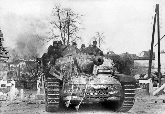 Эсэсовцы 6-й танковой армии под Балатоном, на штурмовом орудии StuG III. Фото в свободном доступе.