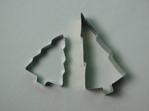 Елочки - две формы, покупная и самодельная из жести консервной банки.