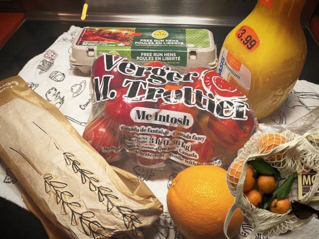 Наша продуктовая корзина (пол багета уже кое-кто схомячил)