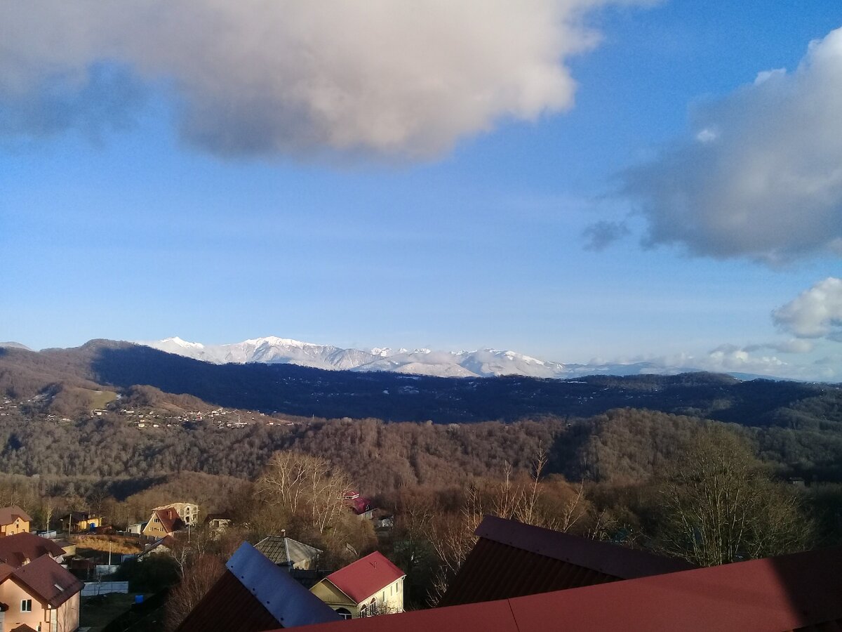 Фото автора. У нас очень красивый вид с плоской крыши дома. Поэтому мы и решили ее сделать как террасу.