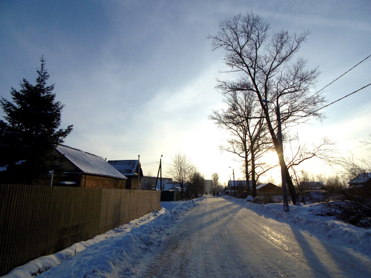 Морозец в Ленобласти лютый! Хотя сейчас меня кинутся убеждать, что Красное Село - город. Да, от Лосино-Петровского до Москвы тоже 38 км. Населения там столько же. И это тоже областной город, а не "сама Москва". Фото автора