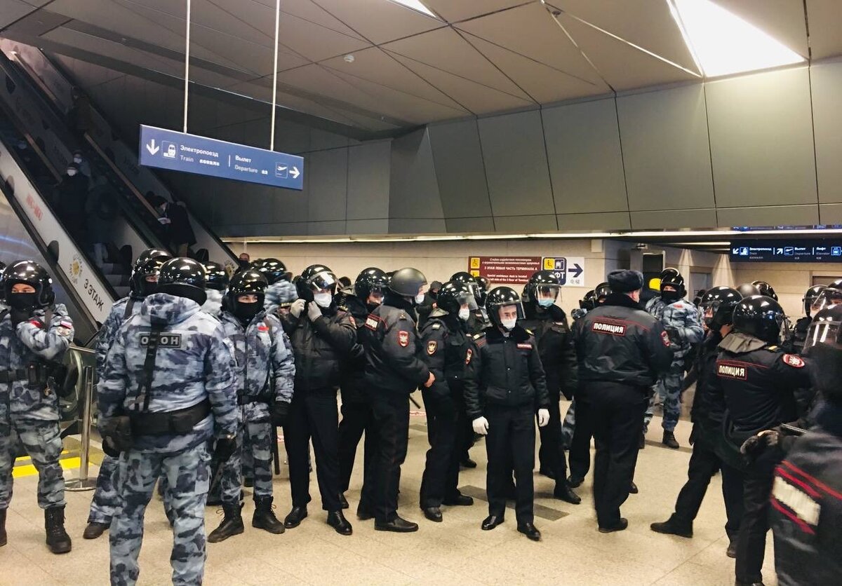 Сотрудники ФСИН в аэропорту Шереметьево