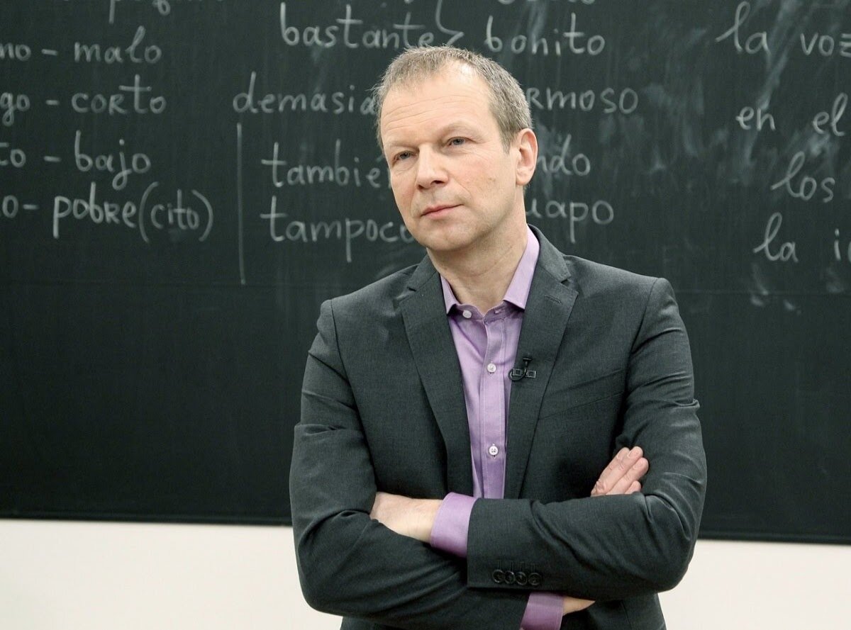 Дмитрий Петров - телеведущий-учитель реалити-шоу "Полиглот" на телеканале "Культура".