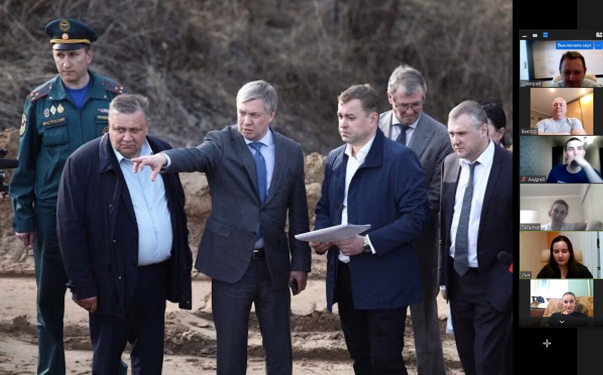 ВРИО Алексей Русских указывает в костюме посреди грязи на недочеты в строительстве