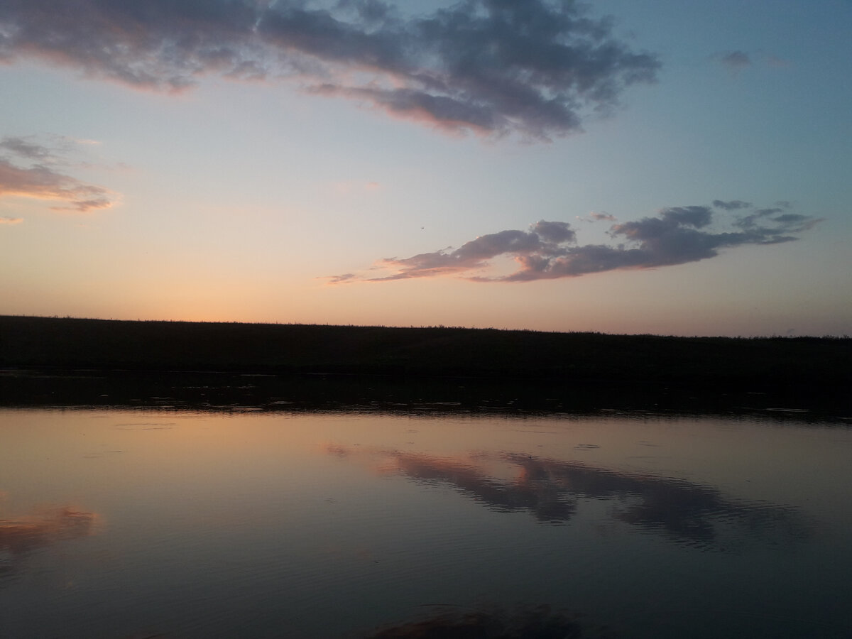 Пришел с работы и сразу на рыбалку.