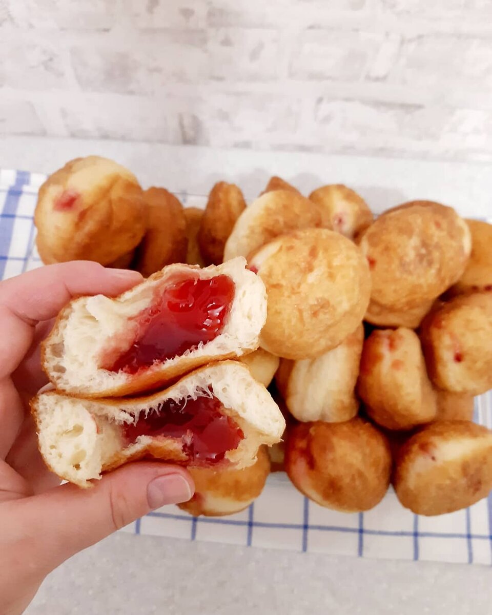 Пончики с джемом из смородины.