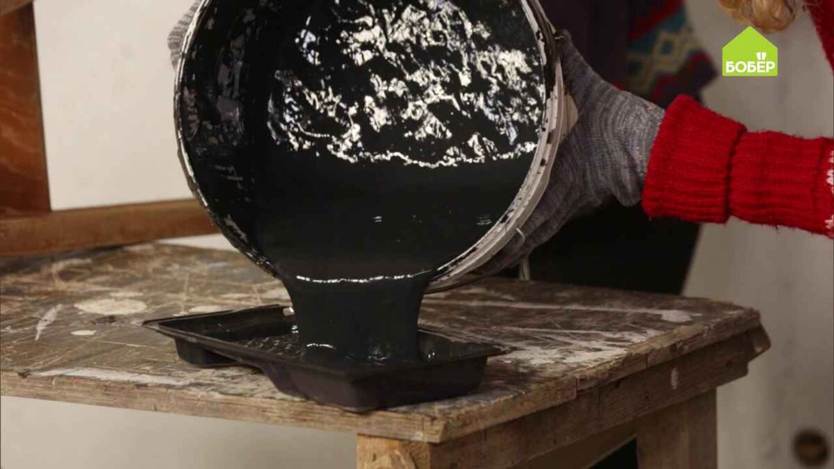 Наденьте перчатки и налейте в кювету чёрную матовую краску.