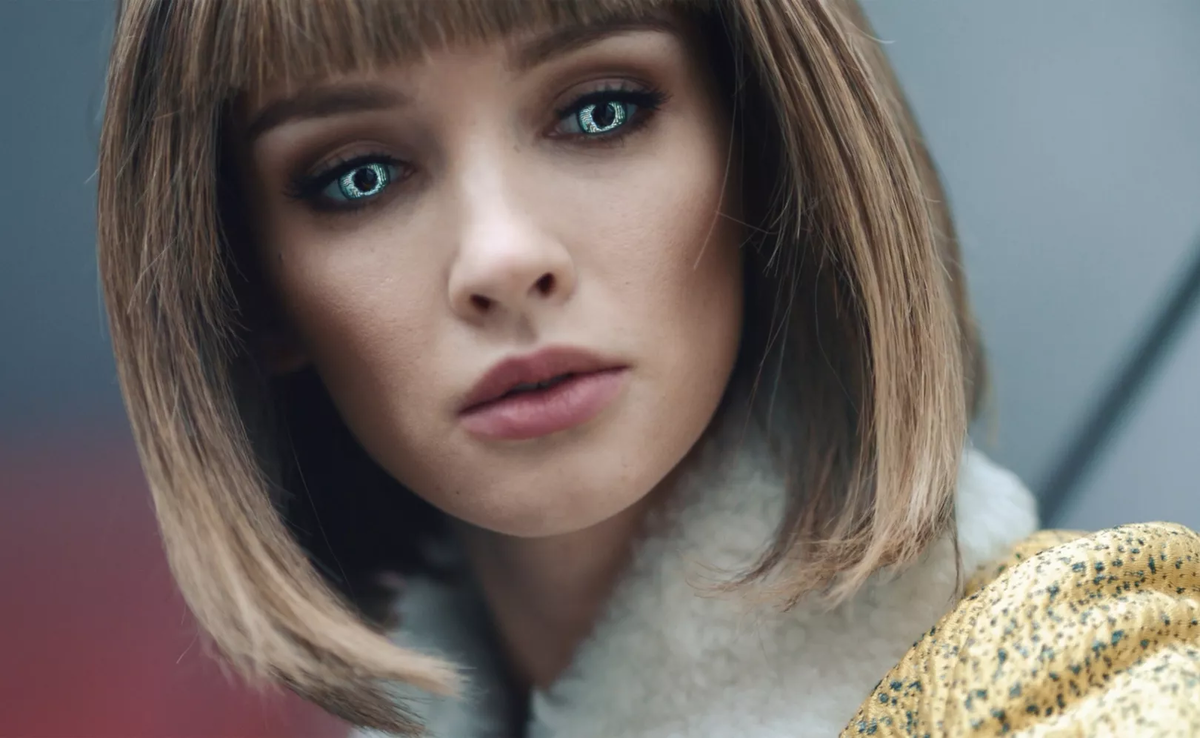 Кадр из фильма-сериала "Лучше, чем люди". Эмпатийного бота Арису играет Паулина Андреева.