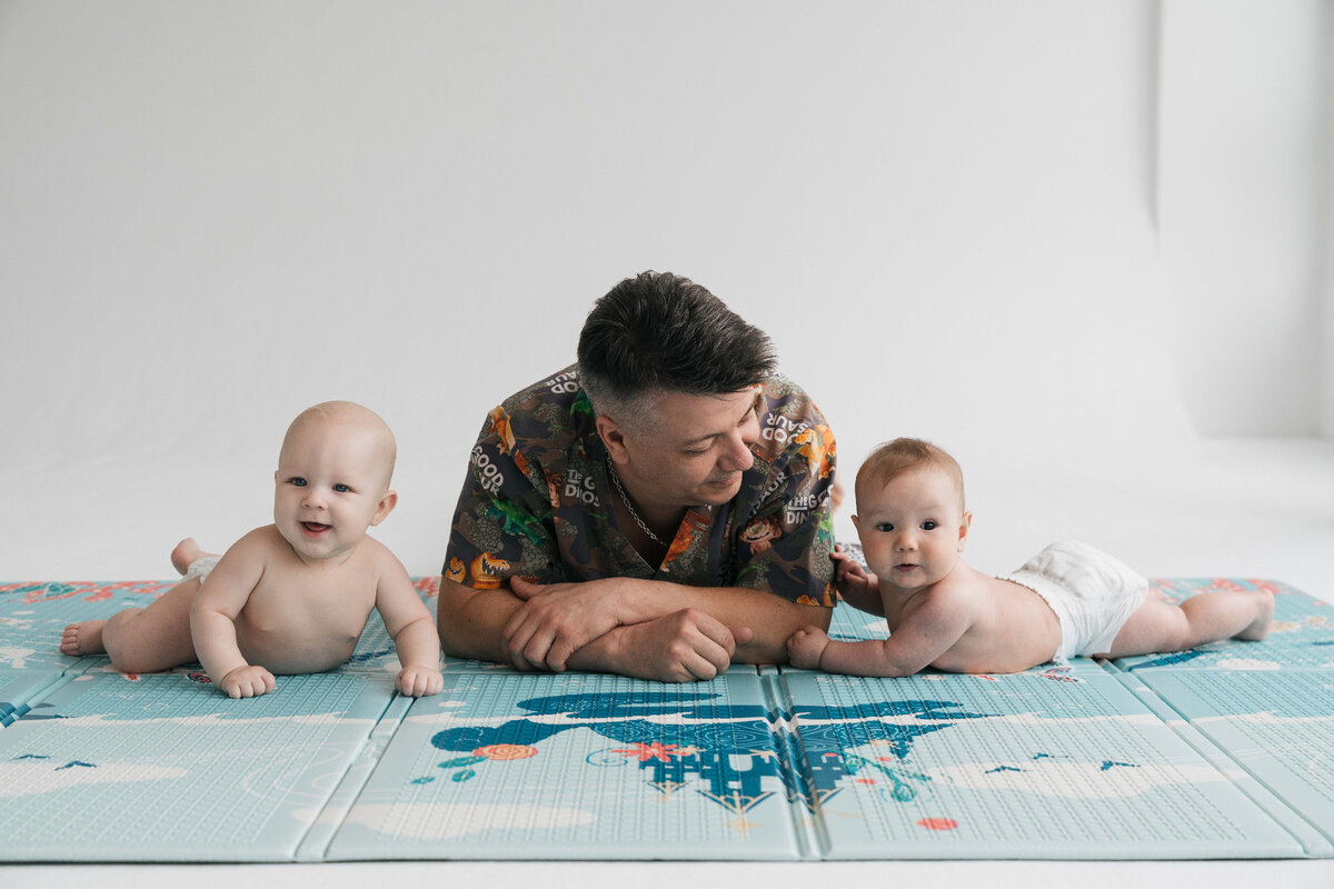 Неудачное дергание за руку ребенка может привести к смещению позвонков в шейном отделе