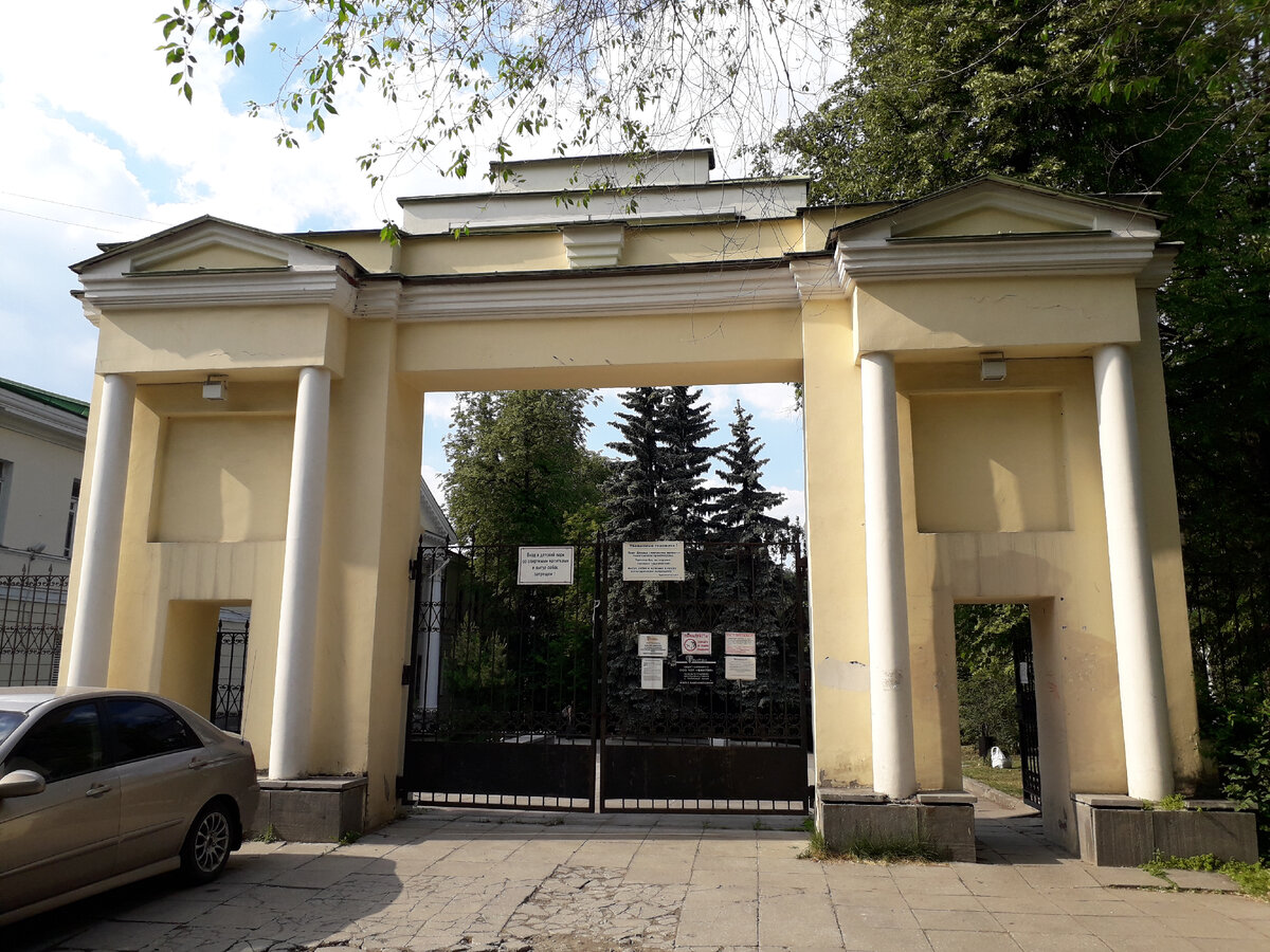 Верхний вход в Харитоновский парк - у дворца. Фото автора.