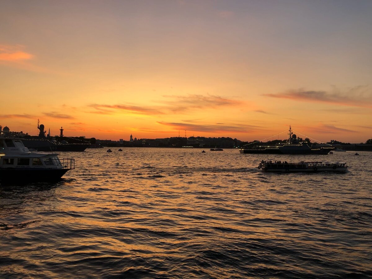 Чудесный город на Неве в лучах закатного солнца 