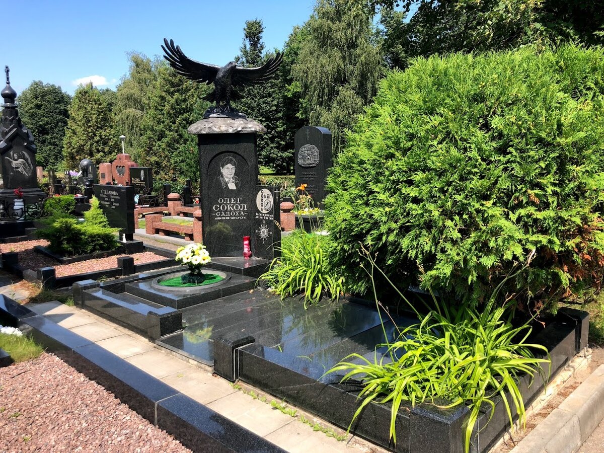 Озеленение могил на кладбище в Брянске