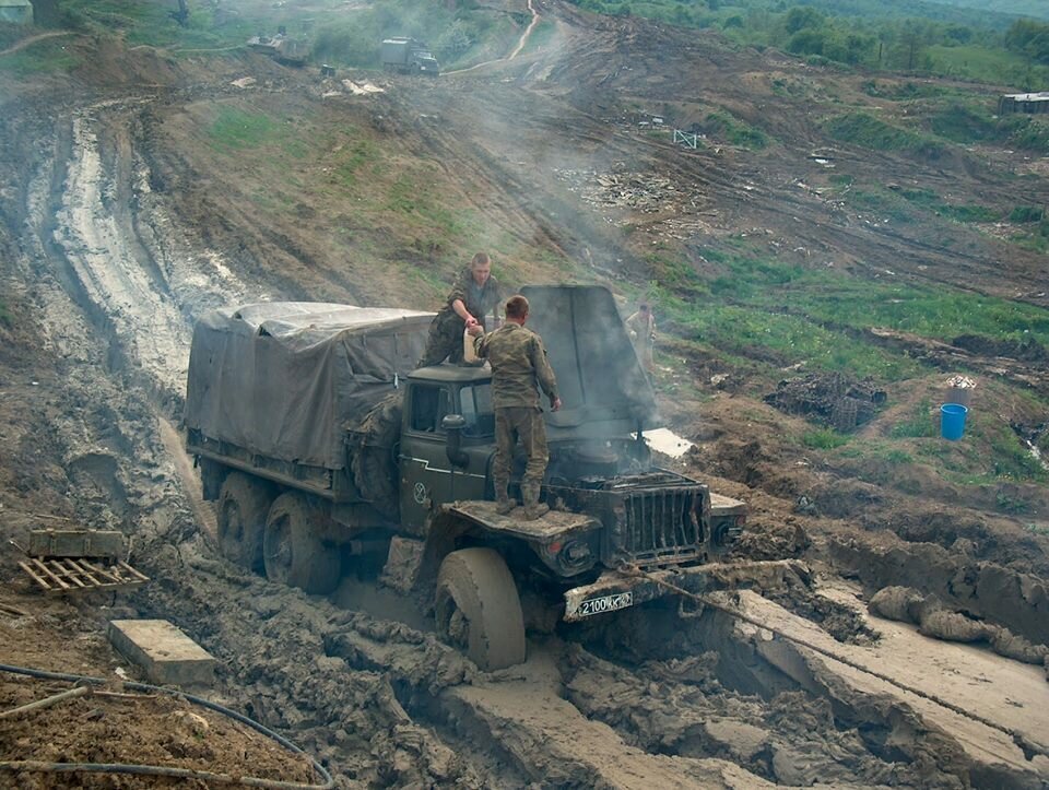 Ведено 2003 год. Урал 4320 военный Чечня. Урал 4320 Чеченская война. Урал 4320 в грязи. Машины Урал-4320» в Афганистане.