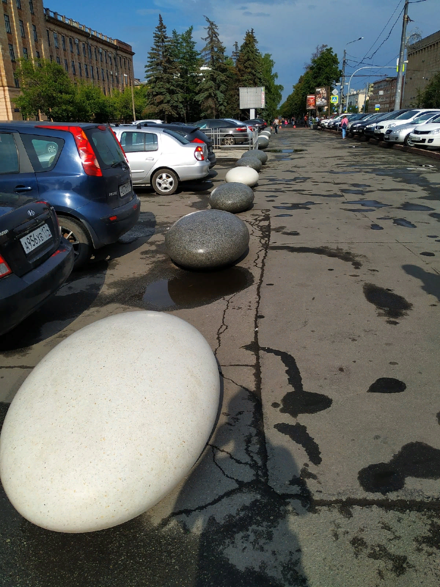 Тротуар порой приходится отгораживать от машин большими камнями