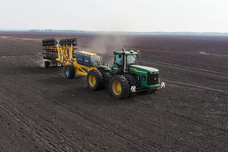 Фото: Официальный сайт BEDNARBEDNAR COMBO SYSTЕM CS 5000 и SWIFTER SE 12000 в агрегате с трактором John Deere 9450