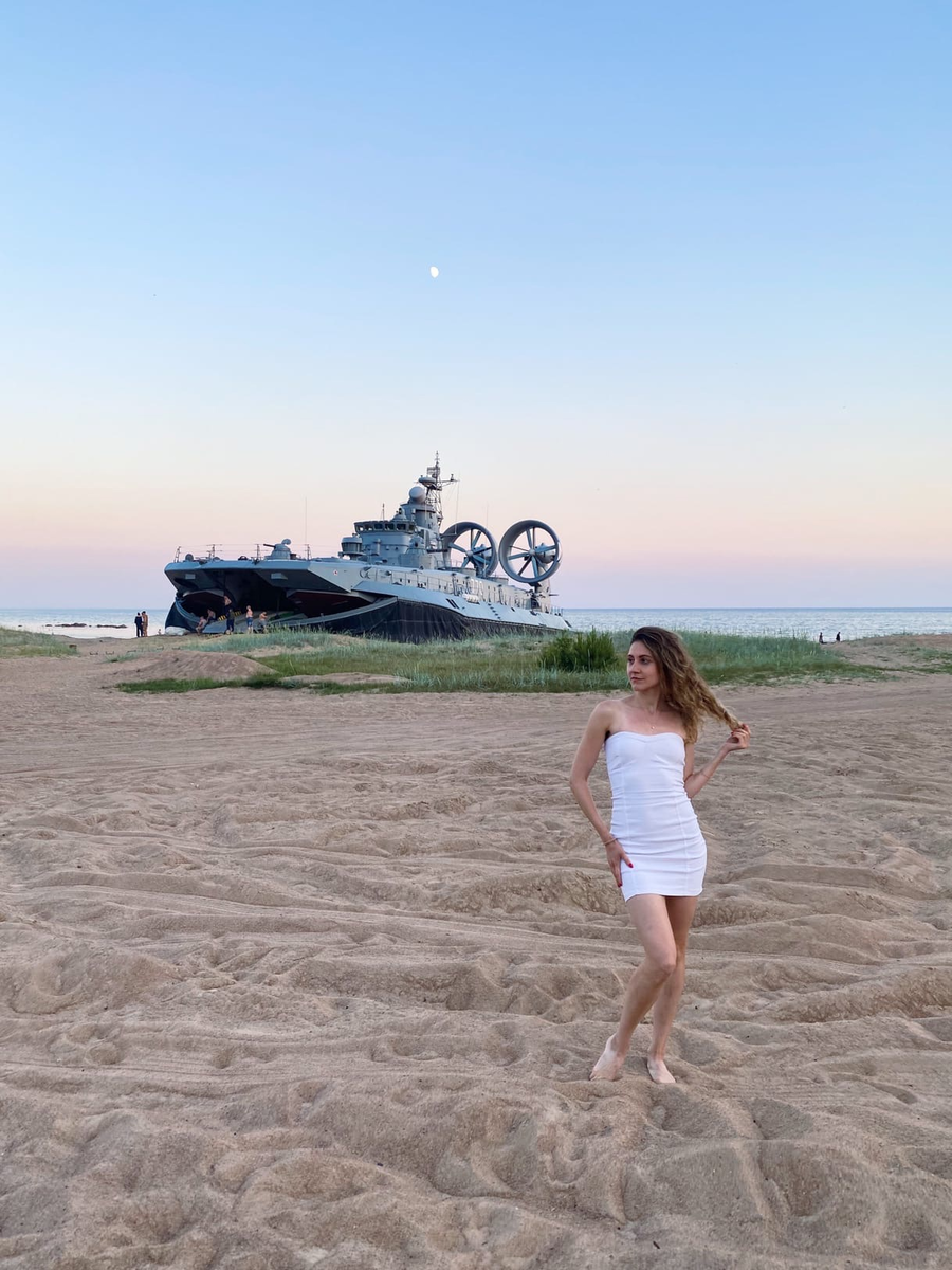 Тот самый десантный корабль. Позади нас слышались крики, что снимать нельзя. Хаха!