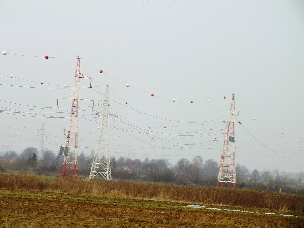 Шары на лэп над дорогой. Сигнальные шары маркеры на вл-110кв. Кабели для высоковольтных линий электропередачи. ЛЭП красный. Маркер ЛЭП.