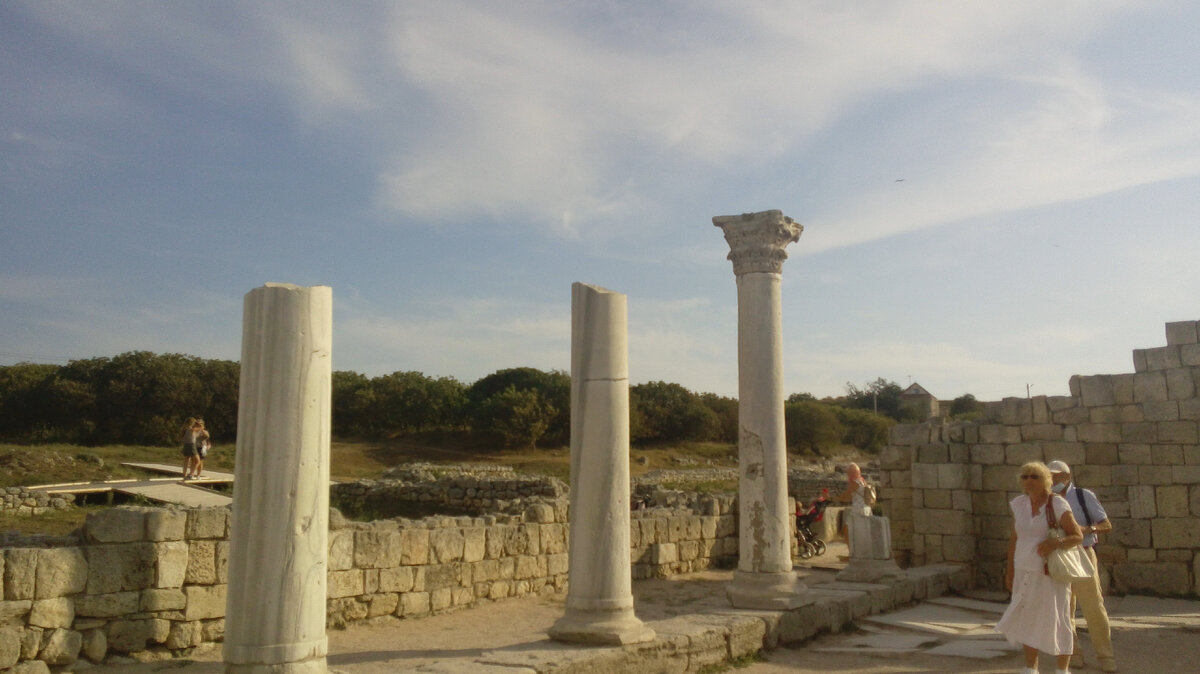 Колонны "Базилики 1935 года", названной так по дате археологической раскопки объекта