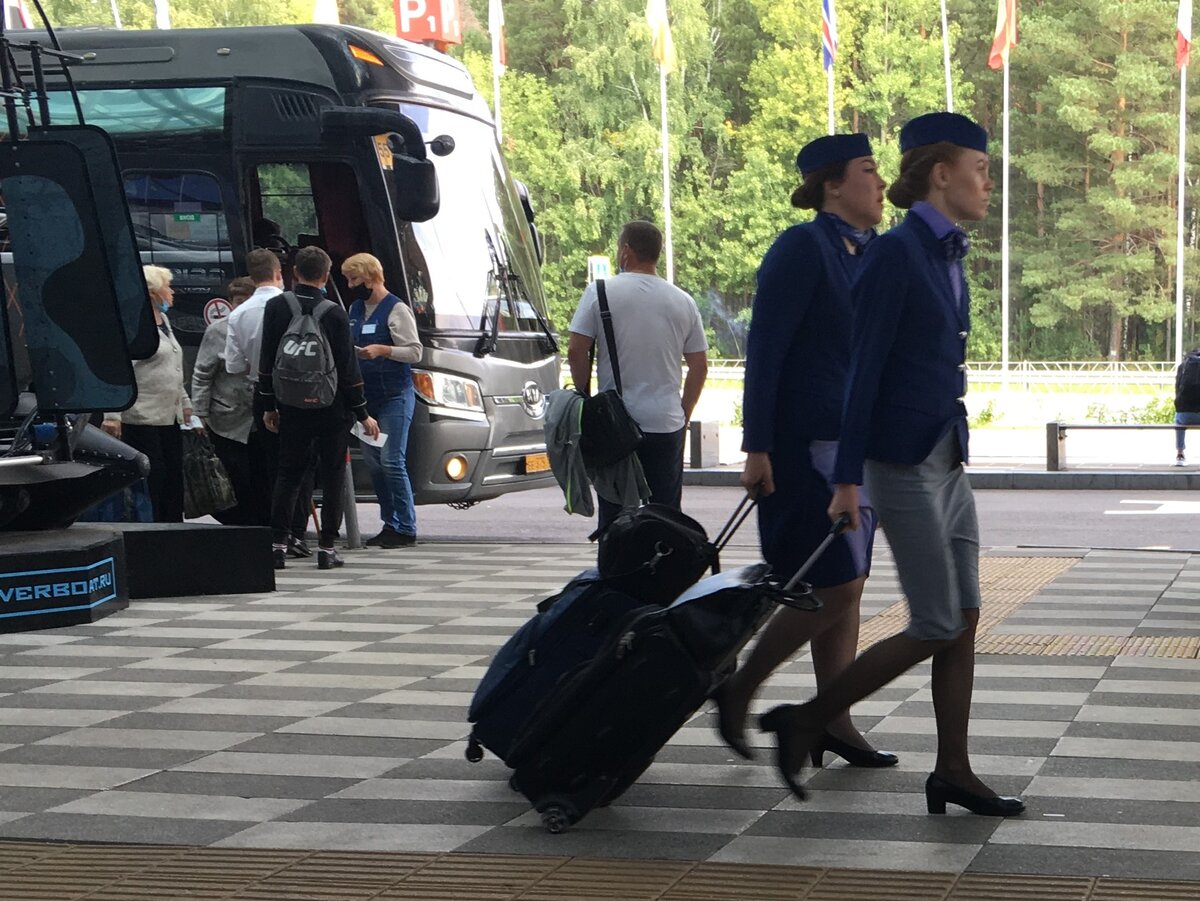 Снимки в галерее сделаны автором поста в аэропортах Москвы и Красноярска