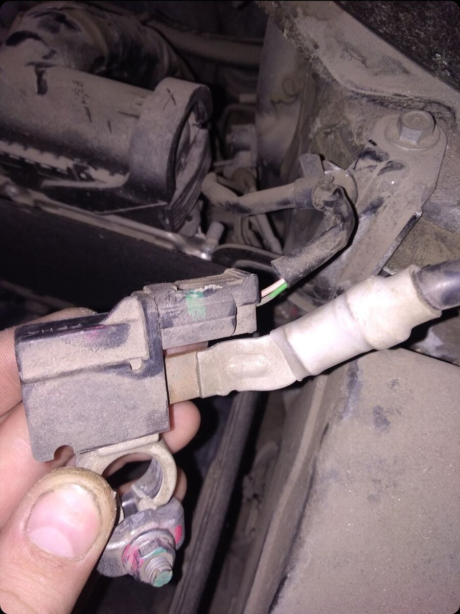 Многие не знают, что данное устройство на минусовой клемме не даёт заряжать АКБ первое время после запуска двигателя.