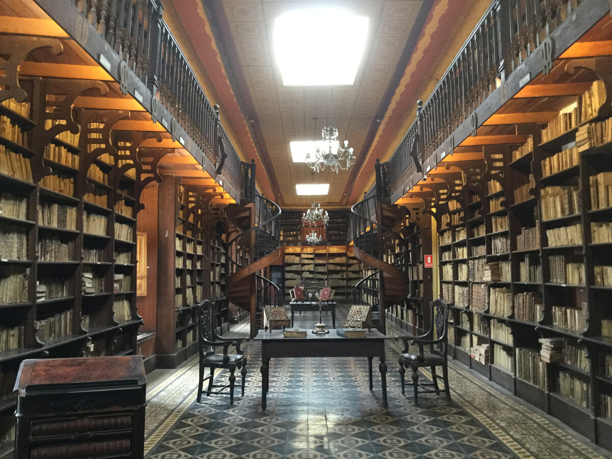 Богатая библиотека Францисканского монастыря в Лиме.