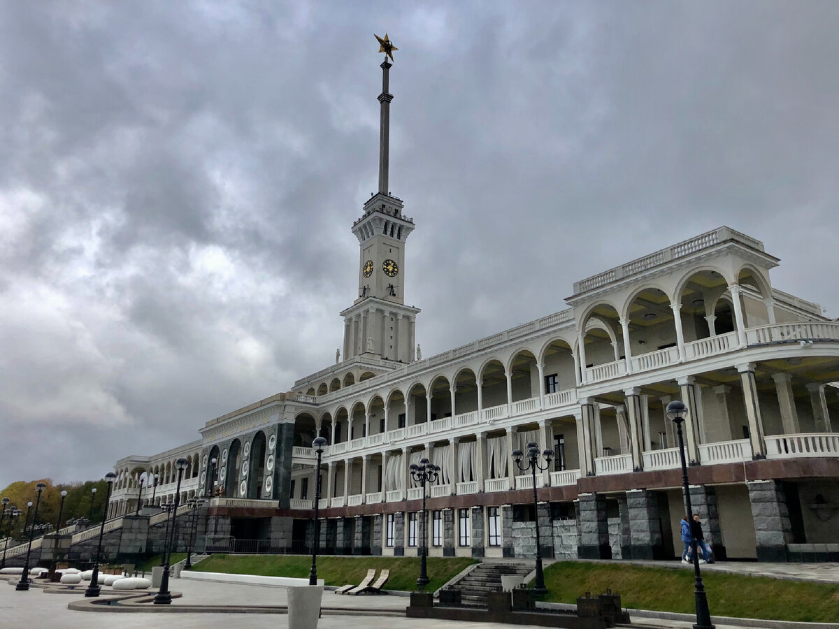 Длина здания 150 метров, высота 75 метров (фото автора)