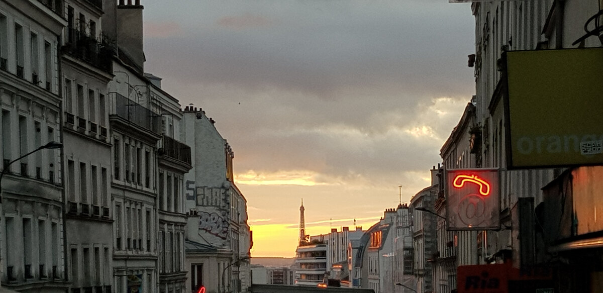 Вид на Эйфелеву башню из северо-восточных рабочих окраин Парижа