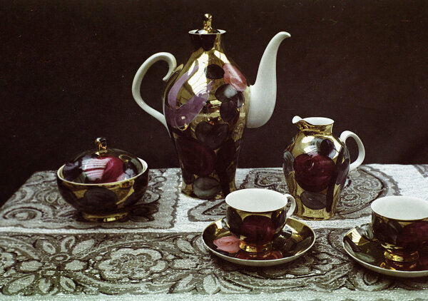 Владимир Яснецов (роспись). Алексей Гузанов (форма «Лира»). Сервиз «Вечерний». Дулёво. РИА Новости. Фото № 2833983. Источник: visualrian.ru