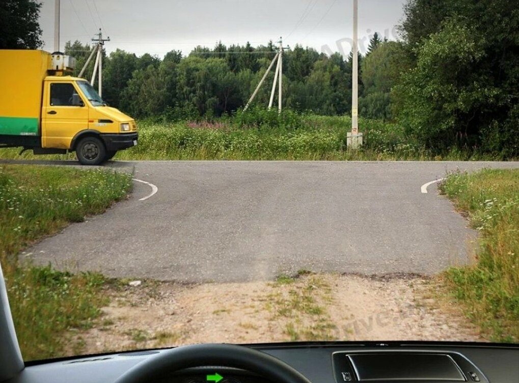 Кто кому уступит... 