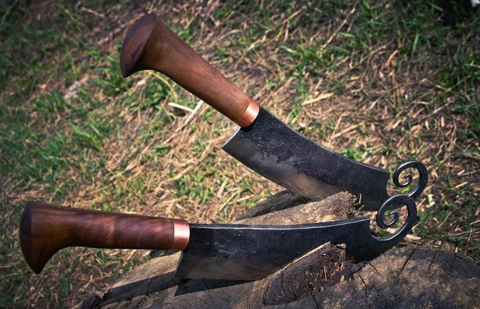 Нож является одним из самых древних и вместе с тем неизменно востребованных инструментов в самых разных областях человеческого хозяйства. Большинство ножей похожи друг на друга как близнецы и имеют достаточно тривиальную форму. Тем не менее, попадаются и весьма редкие, специфические и даже специальные образцы. Большинство «особенных» ножей предназначено для выполнения каких-то нестандартных хозяйственных задач. В первую очередь отсюда и проистекает их необычная форма, а также непривычная конструкция.