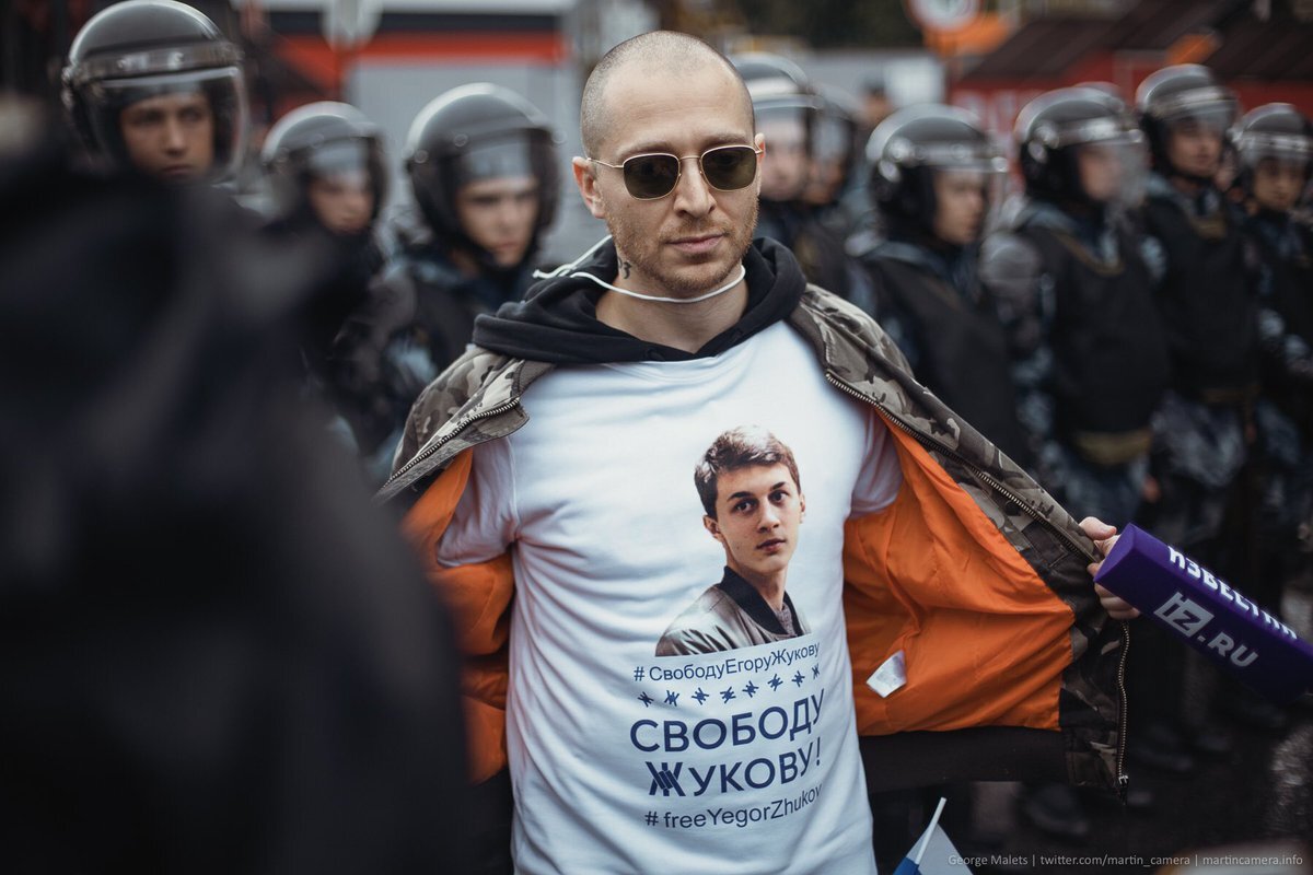 Oxxxymiron поддерживает арестованного Егор Жукова на митинге 10 августа 2019 года