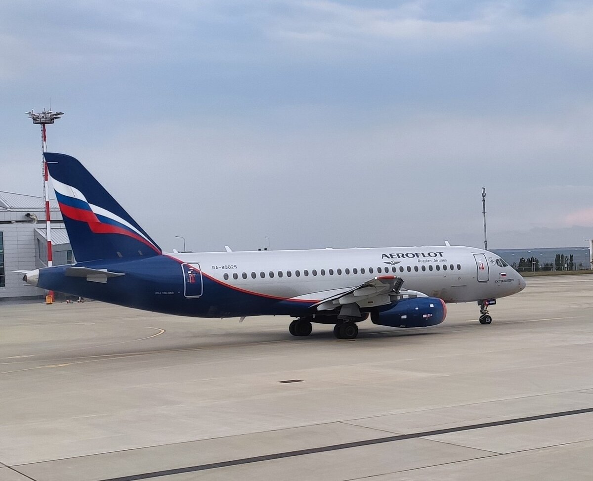 Самая неприятная работа на самолете SSJ-100 или как пассажиры проявляют  свое неуважение к техникам? | Техник Суперджета | Дзен