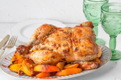 
Ингредиенты для «Запеченная курица с апельсинами»: Курица — 2 кг
Сок апельсиновый — 250 мл
Бульон (куриный) — 125 мл
Апельсин — 4 шт
Цедра апельсина (от 2 апельсинов) — 2 шт
Чеснок — 4 зуб.
Имбирь (+ корень 3 см) — 1 щепот.
Перец чили (KAMIS) — 1/4 ч. л.
Сахар коричневый — 3 ст. л.
Масло оливковое — по вкусу
Соль — по вкусу
Перец черный — по вкусу
Время приготовления: 105 минут

Количество порций: 5

Очистите чеснок и корень имбиря и натрите на мелкой терке. Так же натрите апельсиновую цедру. Смешайте бульон с апельсиновым соком, добавьте чеснок, имбирь, чили и цедру.


Приправьте курицу солью и перцем, свяжите ножки и заправьте крылышки. Положите грудкой вниз в форму для запекания. Вылейте смесь бульона с соком, стараясь, чтобы она попала внутрь птицы. Поставьте в духовку и запекайте 45 мин.


Разрежьте апельсины на дольки, выложите в один слой на противень, оставляя место в центре. Полейте оливковым маслом, немного посолите и поперчите, посыпьте коричневым сахаром и молотым имбирем.


Переложите курицу на противень с апельсинами грудкой вверх, полейте соком из формы и верните в духовку еще на 45 мин. Поливайте птицу соком из формы каждые 10-15 мин.

