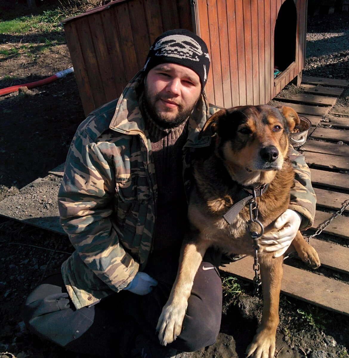 Далёкий дветыщипятнацтый год, Гриша или Старый, наш самый первый собакен и по совместительству главный охранник приюта и дома. 